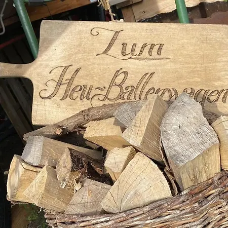 To The Hay Bale Wagon Шале *